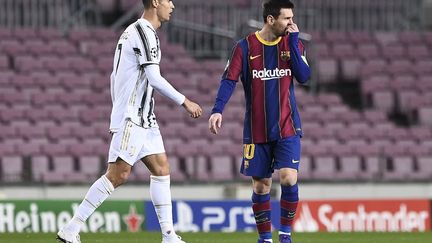 Cristiano Ronaldo et Lionel Messi lors du match de Ligue des champions Barcelone-Juventus, le 8 décembre 2020. (JOSEP LAGO / AFP)