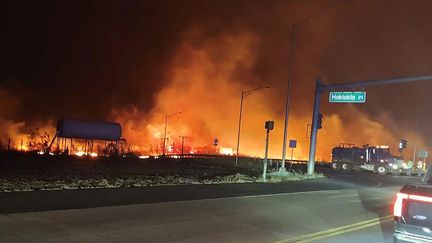 Une vue des flammes qui ravagent le comté de Maui, dans l'archipel d'HawaÏ (Etats-Unis), le 9 août 2023. (ZEKE KALUA / COUNTY OF MAUI / AFP)