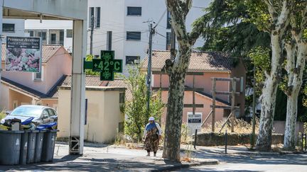 The thermometer in a pharmacy in the city center of Valence (Drôme) announces a temperature in the shade of 42 degrees, on August 21, 2023. (NICOLAS GUYONNET / HANS LUCAS / AFP)