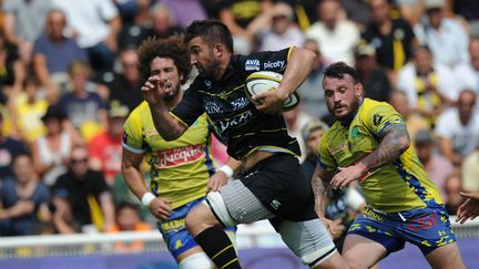 Romain Sazy (La Rochelle) lors de la réception de Clermont. (XAVIER LEOTY / AFP)