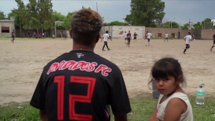 Dans la banlieue de Fiorito (Buenos Aires), pauvre et gangrénée par la drogue, la légende Maradona donne l'espoir à beaucoup de jeunes de s'en sortir. (France 3)