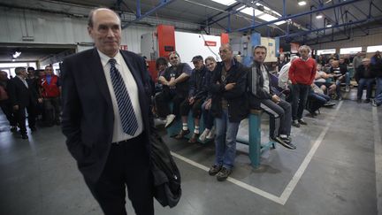 Alain Martineau devant les salariés de GM&amp;S, le 27 juillet 2017, à La Souterraine (Creuse).&nbsp; (PASCAL LACHENAUD / AFP)