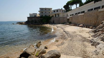  (La plage de la Mirandole rouvre ce lundi matin après avoir été privatisée pour le séjour du roi Salmane d'Arabie saoudite © SIPA | Claude Paris)