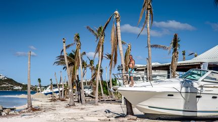 Edwyn vit sur un bateau abandonné depuis que l'ouragan a détruit son logement. (MATTHIEU MONDOLONI / FRANCEINFO)