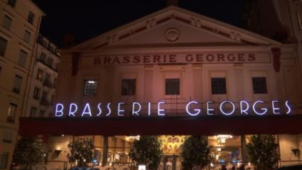 Le soir du Nouvel An, certains sortent faire la fête au restaurant. À Lyon (Rhône), la brasserie Georges, l'une des plus anciennes d'Europe, voit les choses en grand pour le réveillon. (France 2)