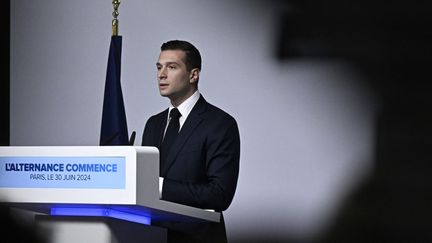 Jordan Bardella lors de son discours après le premier tour des élections législatives, le 30 juin 2024 à Paris. (JULIEN DE ROSA / AFP)