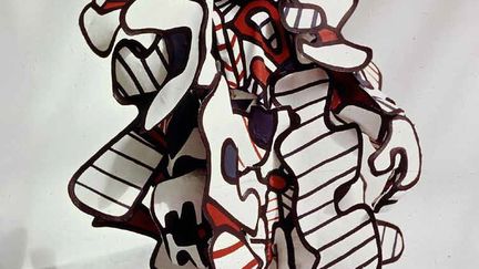 Le visiteur peut assister à des séances d’habillage, avec la recréation d’une « cabine d’essayage » telle que Dubuffet l’avait aménagée pour les besoins du spectacle. Ces séances sont suivies de la déambulation des danseurs une fois costumés, dans l’espace de l’exposition, donnant soudainement vie aux personnages.
 (Fondation Dubuffet/ADAGP Paris)