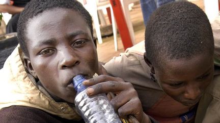 Des enfants sniffent de la colle dans une rue de la capitale rwandaise,Kigali.

La moitié des neuf millions d'habitants du Rwanda a moins de 18 ans.

« Le nombre des enfants des rues va de quelques centaines à plusieurs milliers, d'après diverses estimations », constate Maxime Germain, spécialiste de la protection de l'enfant à l'UNICEF. (AFP PHOTO/GIANLUIGI GUERCIA )