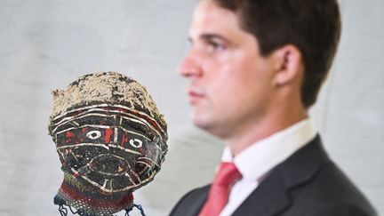 Thomas Dermine, secrétaire d'Etat de la politique scientifique belge, lors d'une conférence de presse à l'AfricaMuseum à Bruxelles concernant la restitution d'objets d'art du passé colonial, le 6 juillet 2021. (LAURIE DIEFFEMBACQ / BELGA MAG)