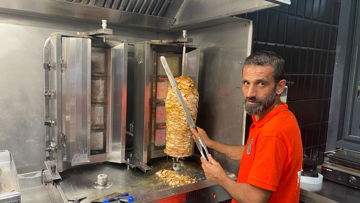 Ahmed dans le kebab où il travaille, le 21 août 2023 à Lyon (Rhône). (PAOLO PHILIPPE / FRANCEINFO)