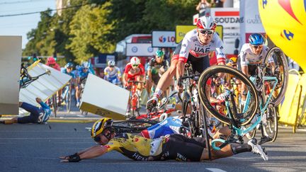 Dylan Groenewegen (au sol) a provoqué une violente chute lors du sprint massif de la 1re étape du Tour de Pologne. (ANDRZEJ GRYGIEL / PAP)