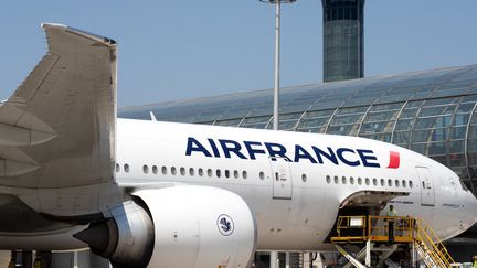 Un Boeing 777 de la compagnie Air France à l'aéroport&nbsp;Roissy-Charles de Gaulle le 27 juin 2019. (JOEL SAGET / AFP)