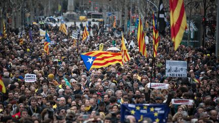 Des indépendantistes catalans manifestent dans les rues de Barcelone, dimanche 25 mars 2018, après l'arrestation de Carles Puigdemont. (LOLA BOU / ANADOLU AGENCY / AFP)