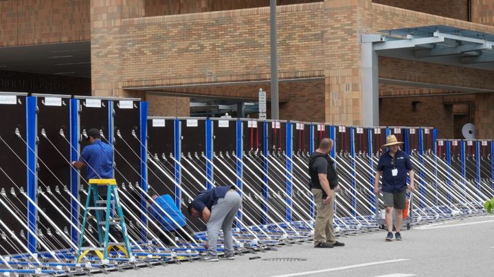 Am 8. Oktober 2024, vor dem Durchzug des Hurrikans Milton, wurde rund um ein Krankenhaus in Tampa (Florida) eine spezielle Barriere zur Bekämpfung des steigenden Wassers errichtet. (BRYAN R. SMITH / AFP)