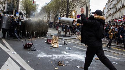 Des CRS face aux&nbsp;manifestants, le 1er avril 2016, à Paris. (CITIZENSIDE/THOMAS HELARD / AFP)