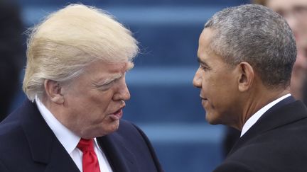 Donald Trump (à dr.) et Barack Obama&nbsp;à Washington (Etats-Unis), le 20 janvier 2017. (CARLOS BARRIA / REUTERS)