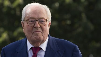 Le fondateur du Front national, Jean-Marie Le Pen, le 20 ao&ucirc;t 2015 au si&egrave;ge du parti &agrave; Nanterre (Hauts-de-Seine). (KENZO TRIBOUILLARD / AFP)