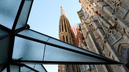 L'étoile géante, qui sera installée au sommet de la tour de&nbsp;la Sagrada Familia le 29 novembre, pour l'instant posé au pied de la basilique le 8 novembre 2021 à Barcelone en Espagne&nbsp; (JOSEP LAGO / AFP)