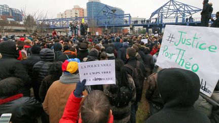 Des milliers de personnes manifestent à Bobigny (Seine-Saint-Denis) pour protester contre les violences policières, le 11 février 2017. (MICHEL STOUPAK / CITIZENSIDE / AFP)