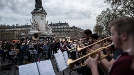 Des&nbsp;sympathisants de "Nuit debout" interprètent la "Neuvième symphonie" d'Antonin Dvorak, mercredi 20 avril 2016 place de la République à Paris. (PHILIPPE LOPEZ / AFP)