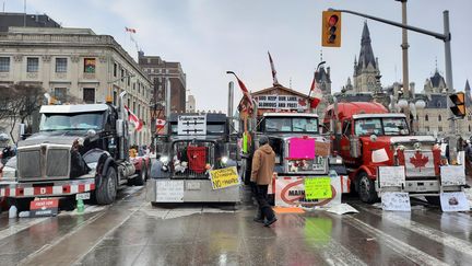 Des camions bloquent la circulation sur l'avenue Wellington devant le Parlement à Ottawa (Canada), mercredi 9 février 2022. (SEBASTIEN PAOUR / RADIO FRANCE)