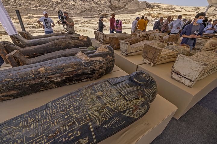 Une partie des sarcophages, décorés de dessins et de hiéroglyphes parfois très bien conservés,&nbsp;ont été exposés&nbsp;avec les autres trésors découverts dans la cache. (KHALED DESOUKI / AFP)