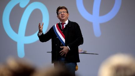 Jean-Luc mélenchon, leader de la France insoumise, lors d'un discours, place de la République, à Paris, le 23 septembre 2017. (GEOFFROY VAN DER HASSELT / AFP)