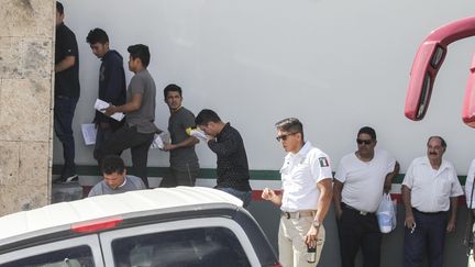 Des migrants, de retour au Mexique après être entrés illégalement aux Etats-Unis, sont transféréés à l'institut national mexicain des migrations, à Ciudad Juarez, le 17 juin 2019. (HERIKA MARTINEZ / AFP)