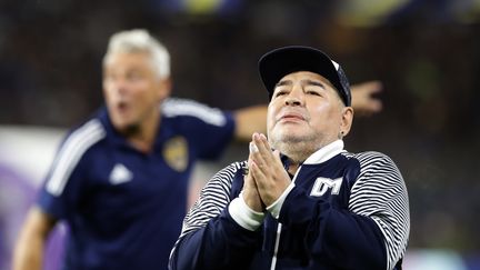 Diego Maradona sur le bord du terrain à l'occasion d'un match de l'équipe qu'il entraîne, à La Plata, en Argentine, le 7 mars 2020.&nbsp; (ALEJANDRO PAGNI / AFP)