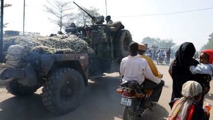 Des militaires fran&ccedil;ais dans les rues de N'Djamena, lors de troubles en f&eacute;vrier 2008. (PASCAL GUYOT / AFP)