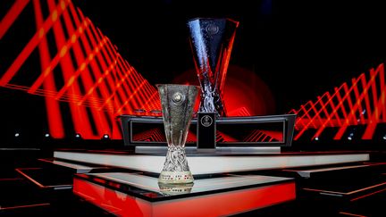 Le trophée de la Ligue Europa lors du tirage au sort de la phase régulière 2024-2025, à Monaco, le 30 août 2024. (VALERY HACHE / AFP)