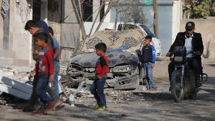 Une rue de la ville d'Aazaz, dans la province d'Alep (Syrie), après des frappes turques, le 23 novembre 2022. (BAKR ALKASEM / AFP)