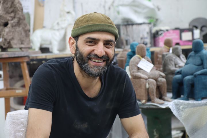 Le sculpteur Khaled Dawwa dans son atelier en région parisienne. (HAZEM WAKED)