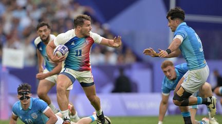 Antoine Dupont part vers la ligne d’en-but pour inscrire son premier essai du tournoi olympique lors du match contre l'Uruguay le 24 juillet 2024 au Stade de France. (CARL DE SOUZA / AFP)