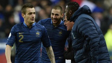 Mathieu Debuchy, Karim Benzema et Steve Mandanda entourent Didier Deschamps