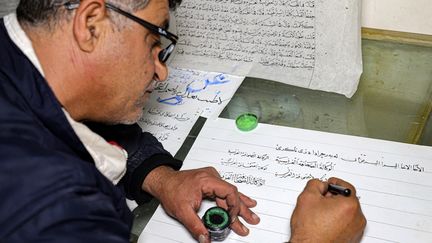 Jamal Rassoul Hussein, calligraphe à Raniyé (Irak). (SHWAN MOHAMMED / AFP)