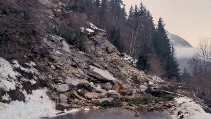 Savoie : une route départementale coupée en deux par 2 000 mètres cubes de roches (France 2)