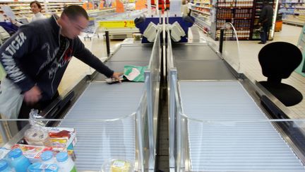 Une caisse automatique dans un hypermarch&eacute; de M&eacute;rignac (Gironde), dans la banlieue de Bordeaux. (PIERRE ANDRIEU / AFP)