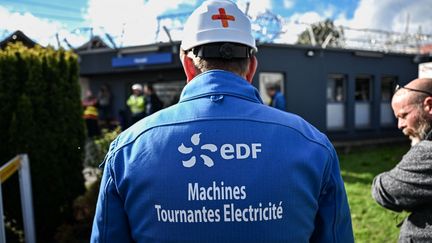 Un salarié d'EDF, le 20 octobre 2022 à Gravelines (Nord). (SAMEER AL-DOUMY / AFP)