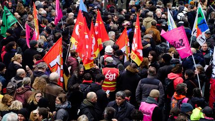 Des manifestants contre la réforme des retraites à Paris, le 9 décembre 2020.&nbsp; (UGO PADOVANI / HANS LUCAS)