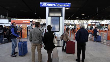 Des passagers jettent un &oelig;il au tableau des d&eacute;parts, le 8 avril 2015 &agrave; l'a&eacute;roport de Nice (Alpes-Maritimes). (VALERY HACHE / AFP)