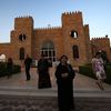 Des chr&eacute;tiens irakiens&nbsp;sortent de la messe, le 20 juillet 2014, &agrave; Arbil, capitale de la r&eacute;gion autonome du Kurdistan, o&ugrave; ils ont trouv&eacute; refuge. (SAFIN HAMED / AFP)