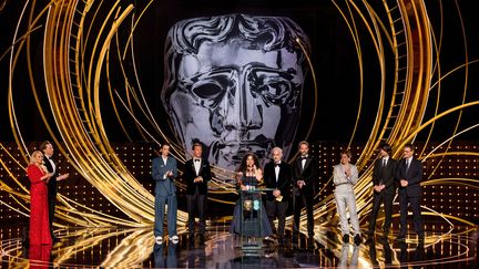 L'équipe du film "The Power of the Dog" sur la scène des Baftas, avec entre autres, près du&nbsp;pupitre, les&nbsp;producteurs Tanya Seghatchian, Ian Canning et Emile Sherman. (GUY LEVY / SHUTTERSTOCK FOR BAFTA/ SIPA)