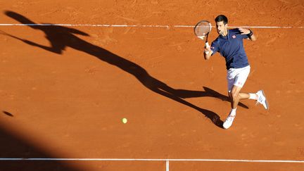 Novak Djokovic pendant sa victoire contre Pablo Carreno Busta au tournoi de Monte-Carlo. (VALERY HACHE / AFP)