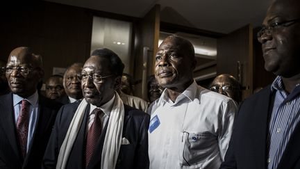 L'ancien président malien Diacounda Traoré (deuxième à partir de la gauche) nommé chef de la mission électorale de l'Union africaine à Kinshasa est entouré par les candidats le 2 janvier 2019: le représentant du candidat du pouvoir Emmanuel Shadary (à gauche sur la photo), Martin Fayulu (avant-dernier à droite) et Félix Tshisekedi, les deux candidats de l'opposition. (JOHN WESSELS / AFP)