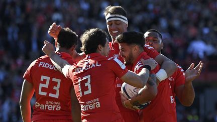 Les joueurs du Stade Toulousain célébrant un essai face aux Sharks, au Stade Ernest-Wallon, le 8 avril 2023. (VALENTINE CHAPUIS / AFP)