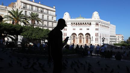 Vue du centre de la ville d'Alger avec le bâtiment ancien de la Grande Poste, le 16 septembre 2024 (APP / NURPHOTO)