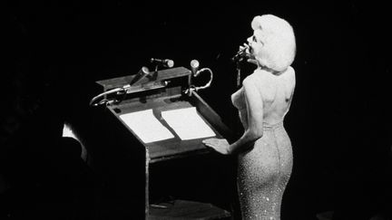 Marilyn Monroe chante "Happy Birthday" au président John F. Kennedy pour son 45e anniversaire au Madison Square Garden, aux Etats-Unis. (MAXPPP)