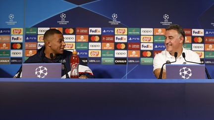 Kylian Mbappé et Christophe Galtier lors d'une conférence de presse au Parc des Princes, à Paris, le 5 septembre 2022. (MAXPPP)