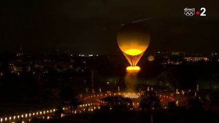 La vasque olympique a pris de l'altitude, au terme de la cérémonie d'ouverture des JO de Paris 2024. (FRANCE 2)